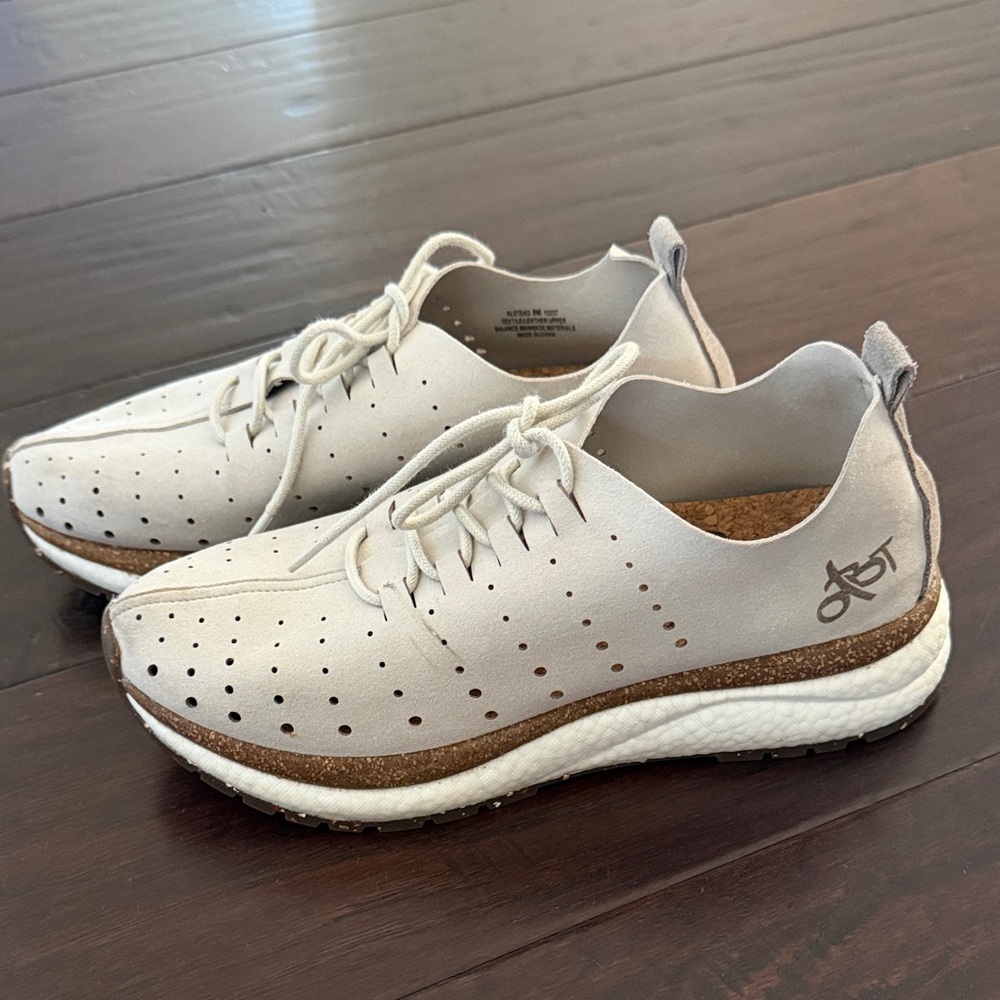 OTBT Women’s Stylish Beige Perforated Sneakers size 8 like new
